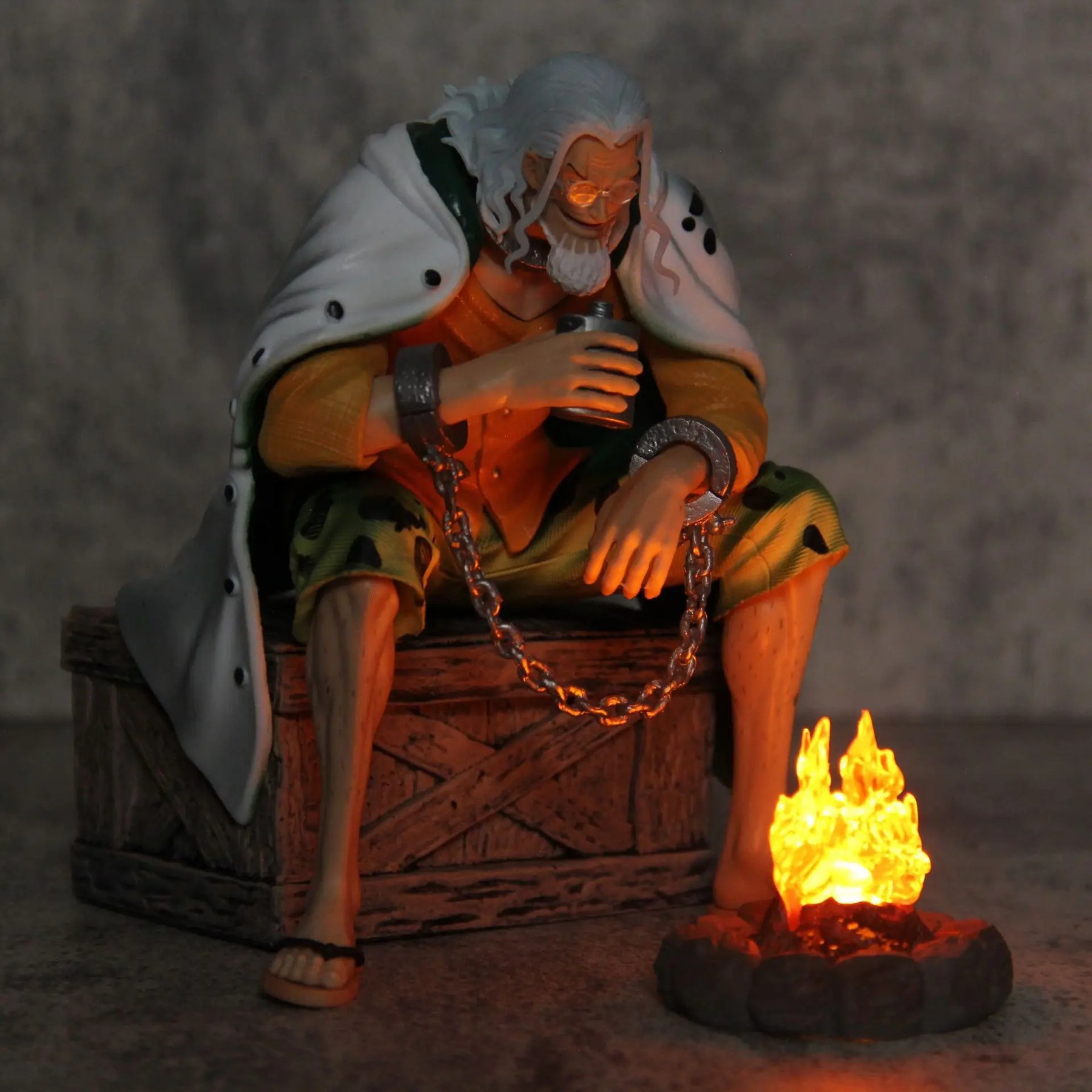 Silvers Rayleigh – Rei das Trevas 15cm (One Piece)