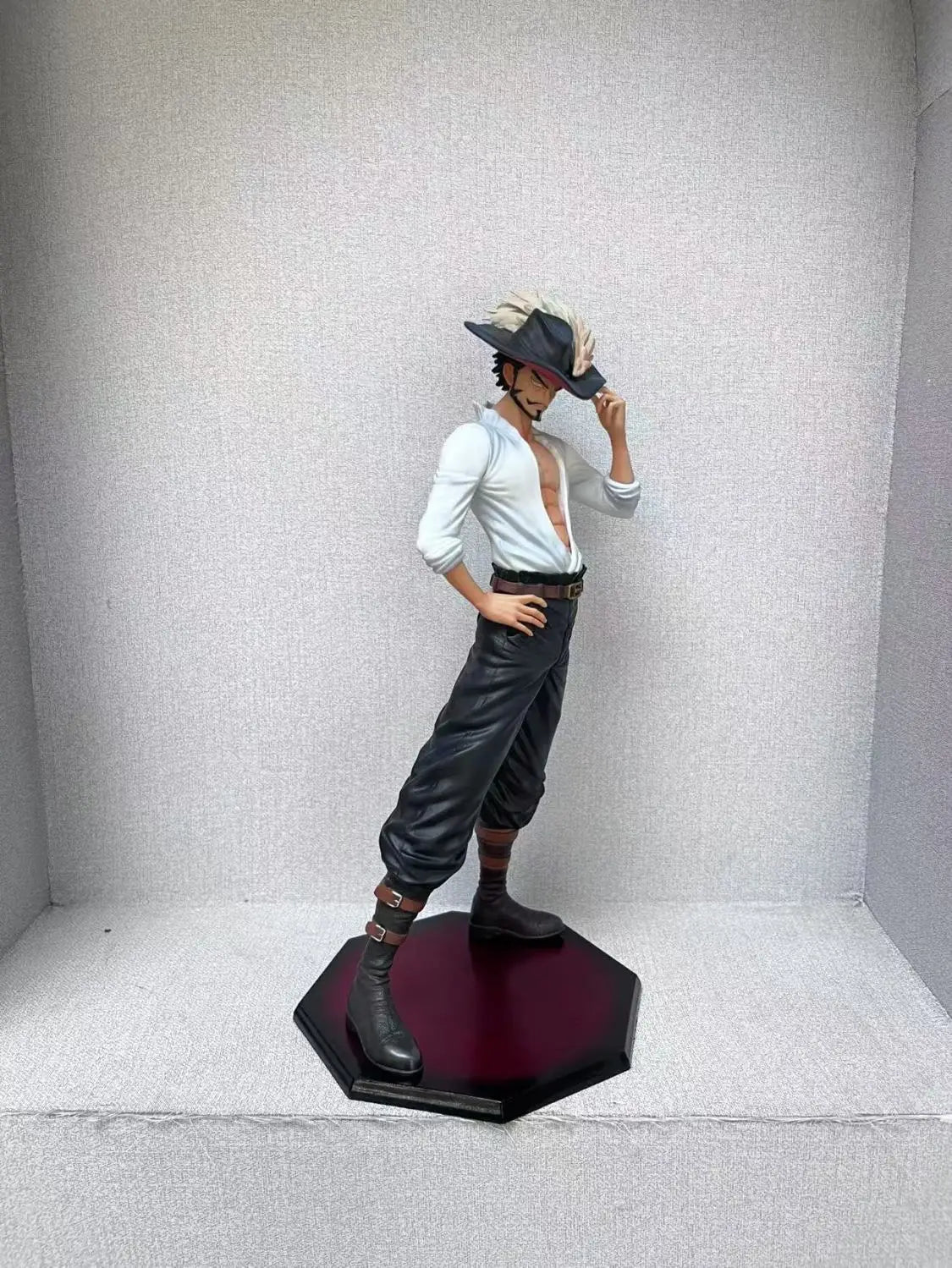 Dracule Mihawk – O Imperador da Lâmina Negra